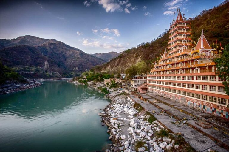 Rishikesh_temple_side_view_of_canal_20181120120401