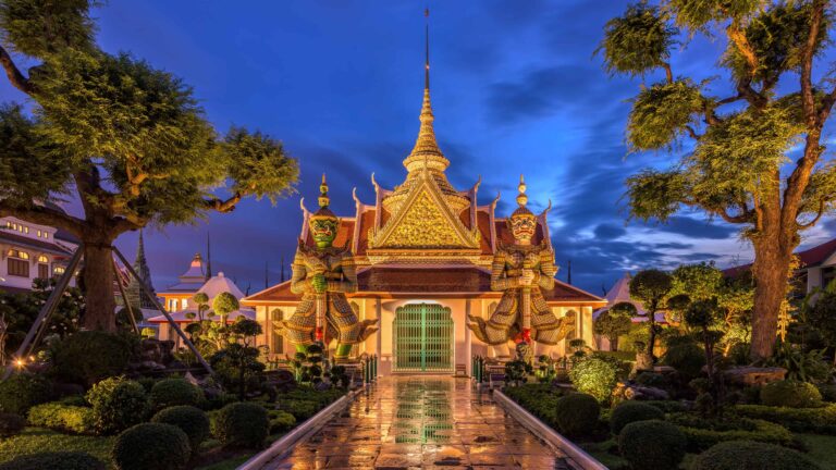 wat-arun-buddhist-temple-bangkok-thailand-uhd-4k-wallpaper